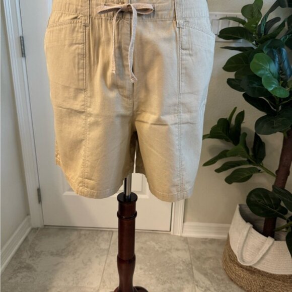 New York & Company Khaki Shorts with Drawstring, in Women’s Size 16 - Picture 6 of 11